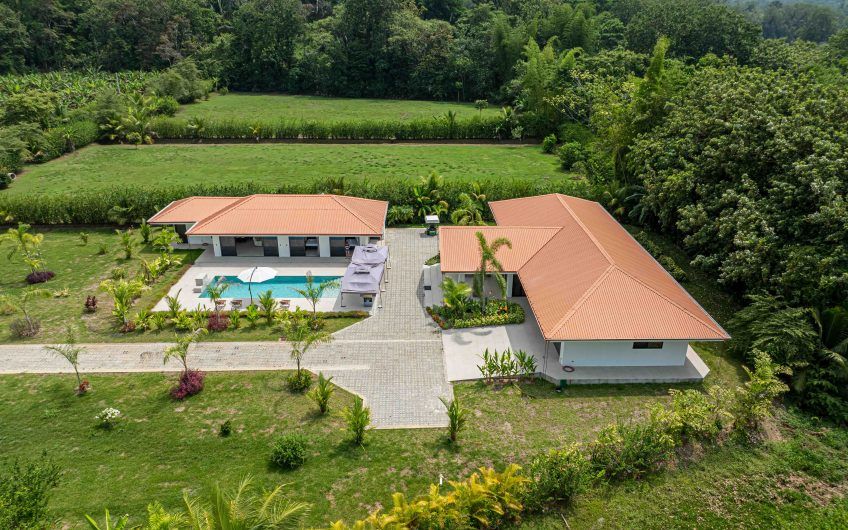 Propiedad con 2 casas de un solo nivel con piscina privada al norte de Dominical Puntarenas