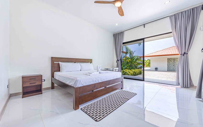 Propiedad con 2 casas de un solo nivel con piscina privada al norte de Dominical Puntarenas