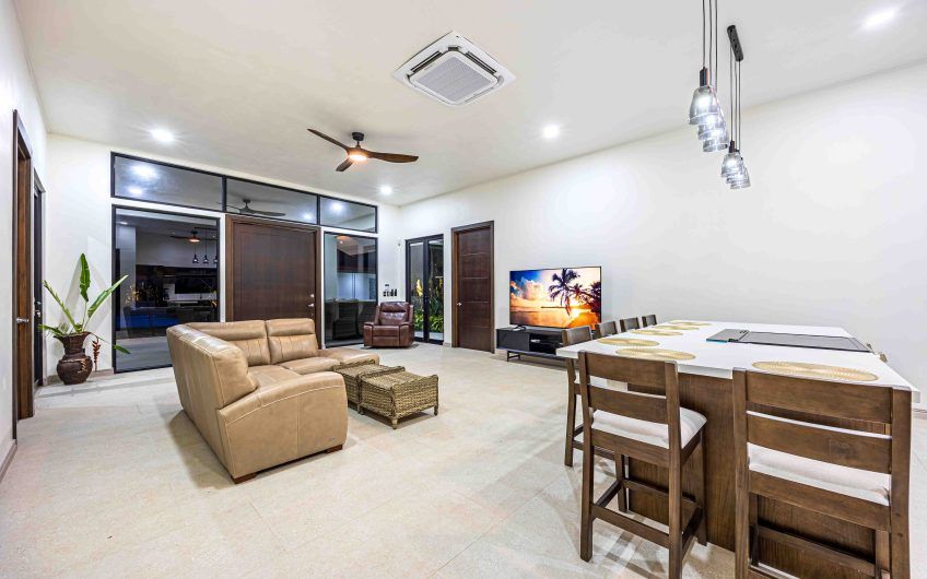 Propiedad con 2 casas de un solo nivel con piscina privada al norte de Dominical Puntarenas