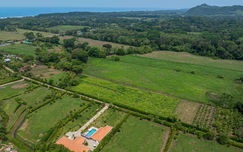 Propiedad con 2 casas de un solo nivel con piscina privada al norte de Dominical Puntarenas