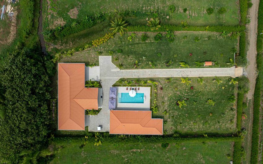 Propiedad con 2 casas de un solo nivel con piscina privada al norte de Dominical Puntarenas