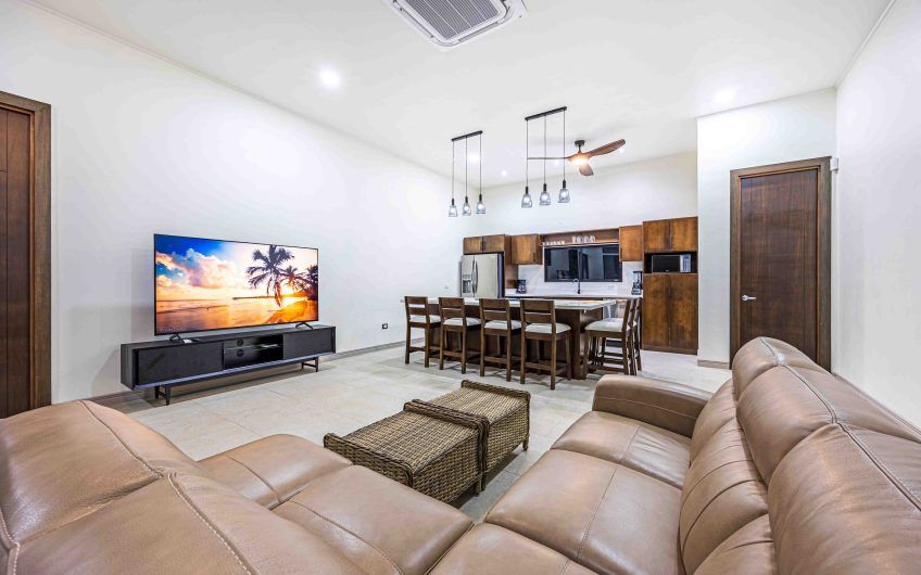 Propiedad con 2 casas de un solo nivel con piscina privada al norte de Dominical Puntarenas