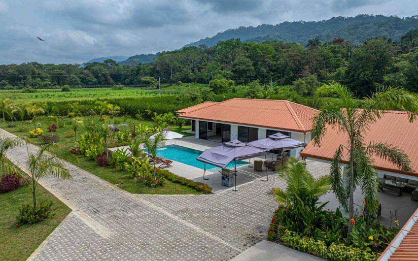 Propiedad con 2 casas de un solo nivel con piscina privada al norte de Dominical Puntarenas
