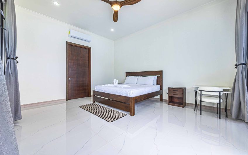 Propiedad con 2 casas de un solo nivel con piscina privada al norte de Dominical Puntarenas