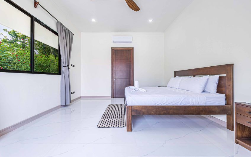 Propiedad con 2 casas de un solo nivel con piscina privada al norte de Dominical Puntarenas