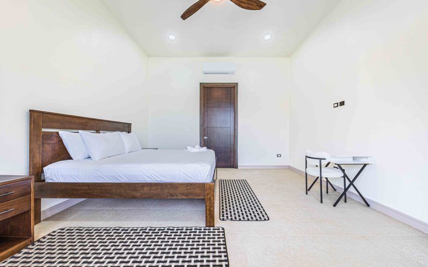 Propiedad con 2 casas de un solo nivel con piscina privada al norte de Dominical Puntarenas