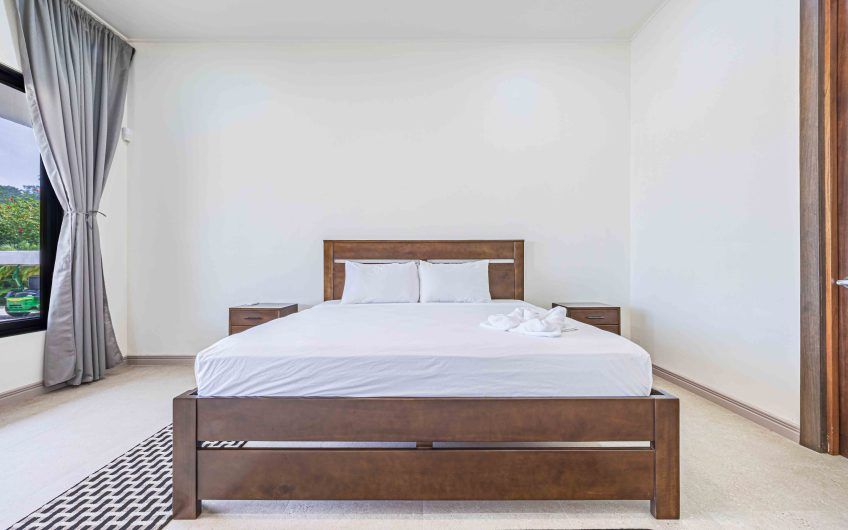 Propiedad con 2 casas de un solo nivel con piscina privada al norte de Dominical Puntarenas