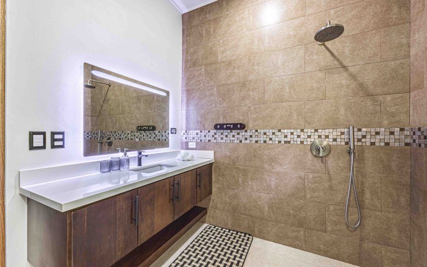 Propiedad con 2 casas de un solo nivel con piscina privada al norte de Dominical Puntarenas