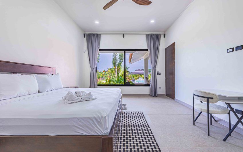 Propiedad con 2 casas de un solo nivel con piscina privada al norte de Dominical Puntarenas