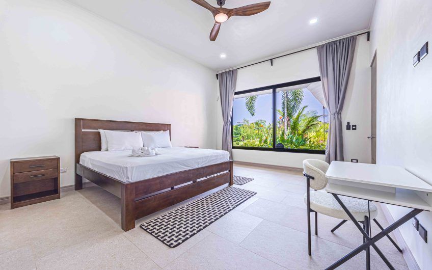 Propiedad con 2 casas de un solo nivel con piscina privada al norte de Dominical Puntarenas