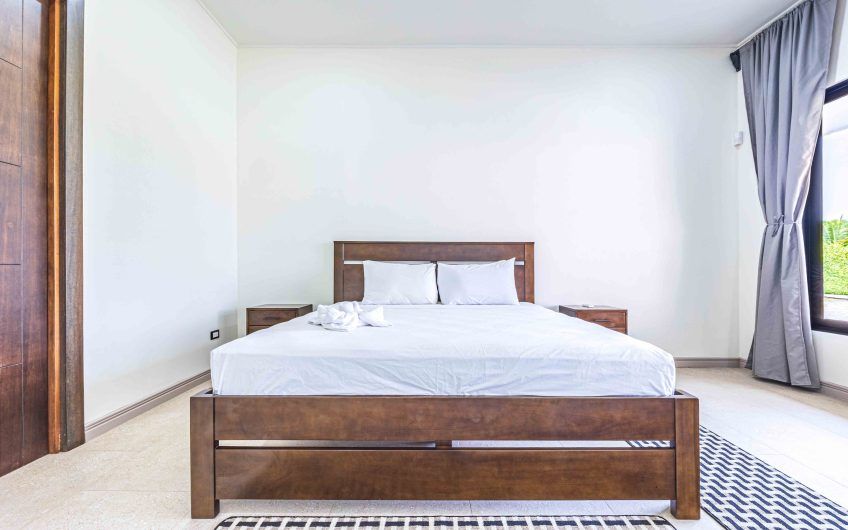 Propiedad con 2 casas de un solo nivel con piscina privada al norte de Dominical Puntarenas