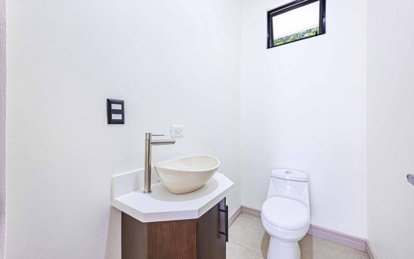 Propiedad con 2 casas de un solo nivel con piscina privada al norte de Dominical Puntarenas