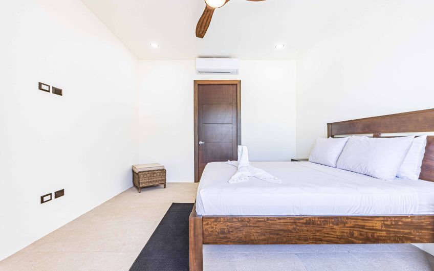 Propiedad con 2 casas de un solo nivel con piscina privada al norte de Dominical Puntarenas