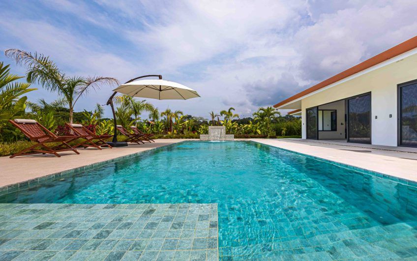 Propiedad con 2 casas de un solo nivel con piscina privada al norte de Dominical Puntarenas