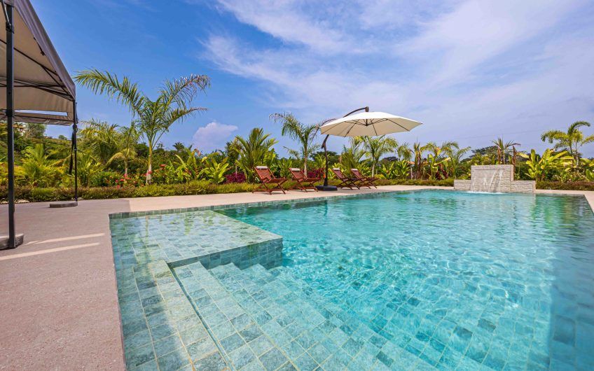 Propiedad con 2 casas de un solo nivel con piscina privada al norte de Dominical Puntarenas