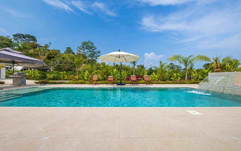 Propiedad con 2 casas de un solo nivel con piscina privada al norte de Dominical Puntarenas