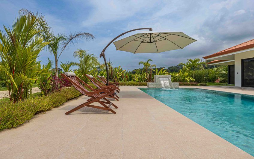 Propiedad con 2 casas de un solo nivel con piscina privada al norte de Dominical Puntarenas