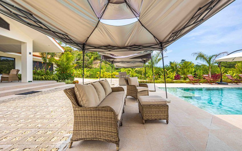 Propiedad con 2 casas de un solo nivel con piscina privada al norte de Dominical Puntarenas