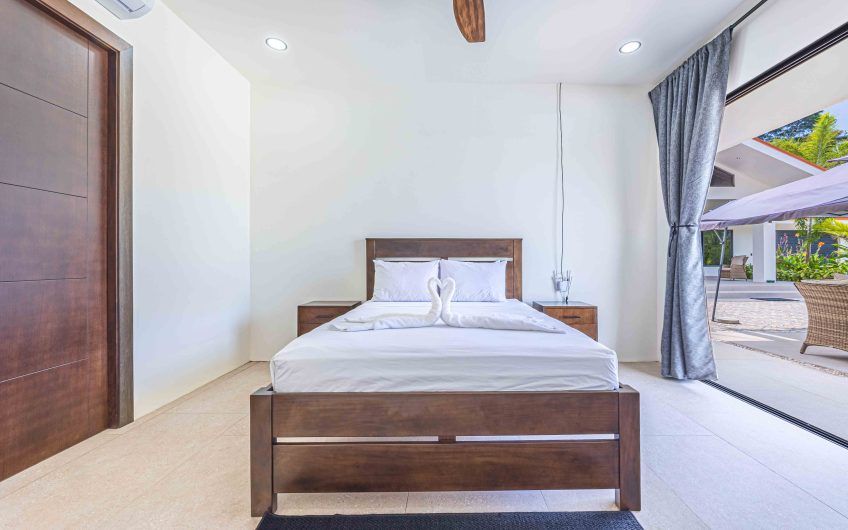 Propiedad con 2 casas de un solo nivel con piscina privada al norte de Dominical Puntarenas