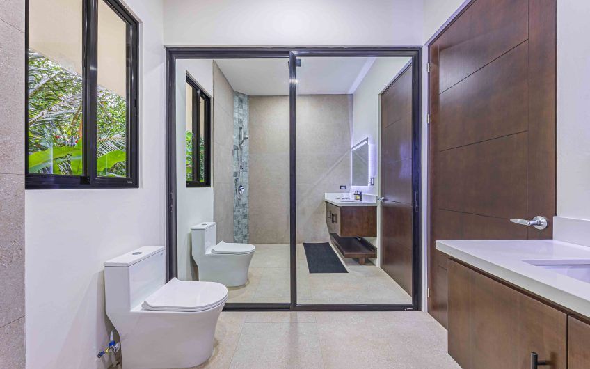 Propiedad con 2 casas de un solo nivel con piscina privada al norte de Dominical Puntarenas