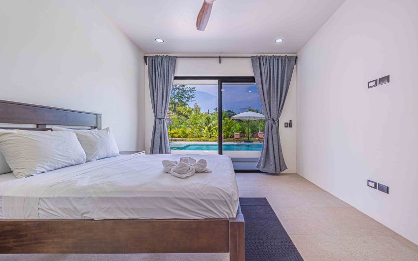 Propiedad con 2 casas de un solo nivel con piscina privada al norte de Dominical Puntarenas