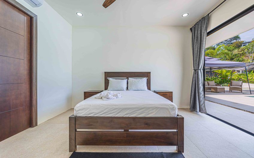 Propiedad con 2 casas de un solo nivel con piscina privada al norte de Dominical Puntarenas