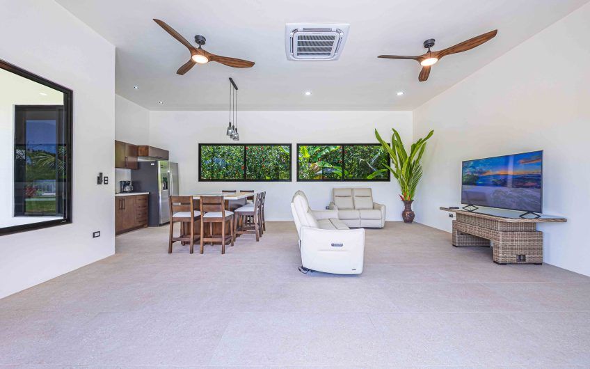 Propiedad con 2 casas de un solo nivel con piscina privada al norte de Dominical Puntarenas