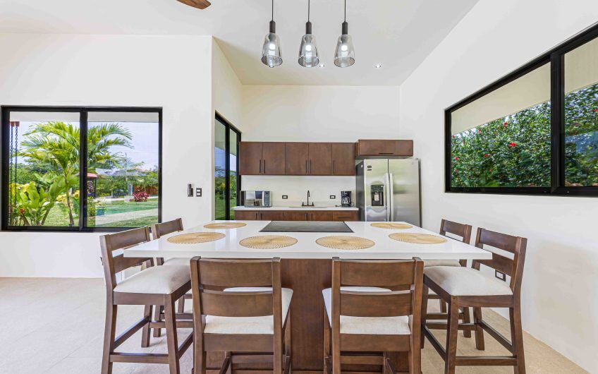 Propiedad con 2 casas de un solo nivel con piscina privada al norte de Dominical Puntarenas