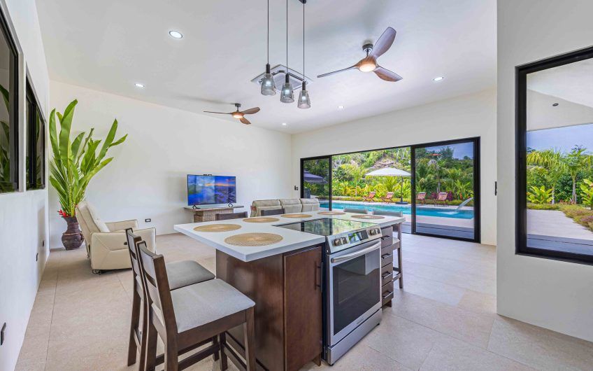 Propiedad con 2 casas de un solo nivel con piscina privada al norte de Dominical Puntarenas