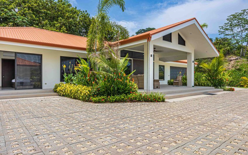 Propiedad con 2 casas de un solo nivel con piscina privada al norte de Dominical Puntarenas