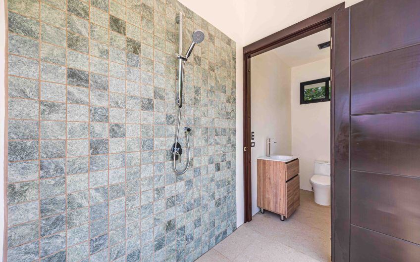 Propiedad con 2 casas de un solo nivel con piscina privada al norte de Dominical Puntarenas