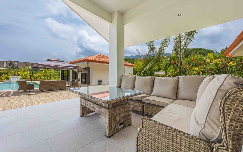 Propiedad con 2 casas de un solo nivel con piscina privada al norte de Dominical Puntarenas