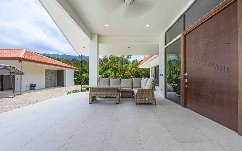 Propiedad con 2 casas de un solo nivel con piscina privada al norte de Dominical Puntarenas