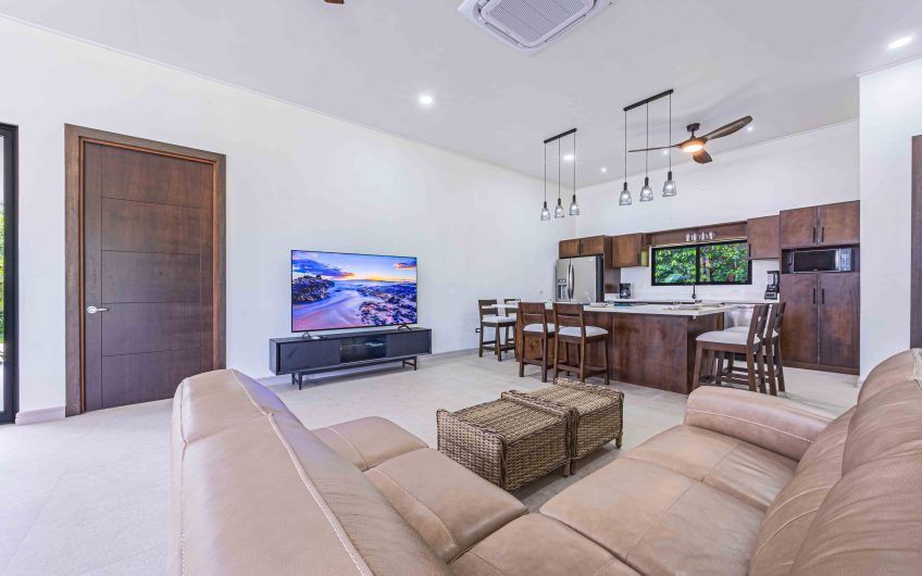 Propiedad con 2 casas de un solo nivel con piscina privada al norte de Dominical Puntarenas