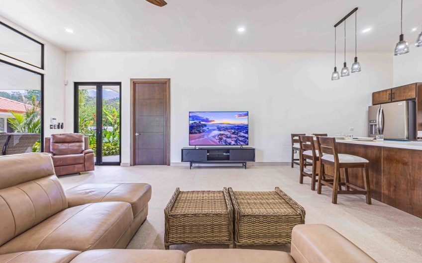 Propiedad con 2 casas de un solo nivel con piscina privada al norte de Dominical Puntarenas