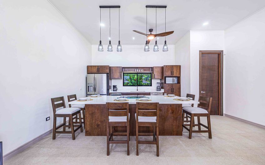 Propiedad con 2 casas de un solo nivel con piscina privada al norte de Dominical Puntarenas