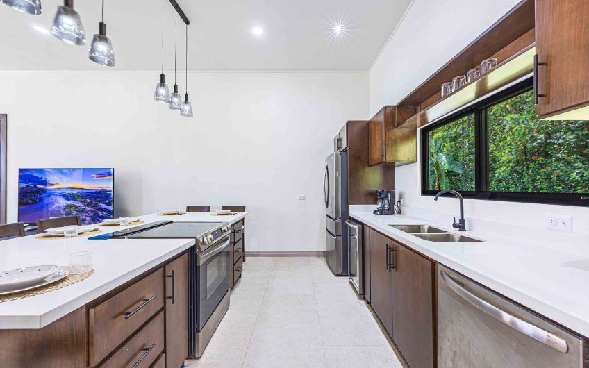 Propiedad con 2 casas de un solo nivel con piscina privada al norte de Dominical Puntarenas