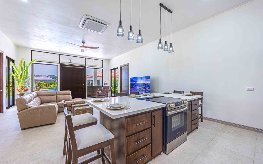 Propiedad con 2 casas de un solo nivel con piscina privada al norte de Dominical Puntarenas