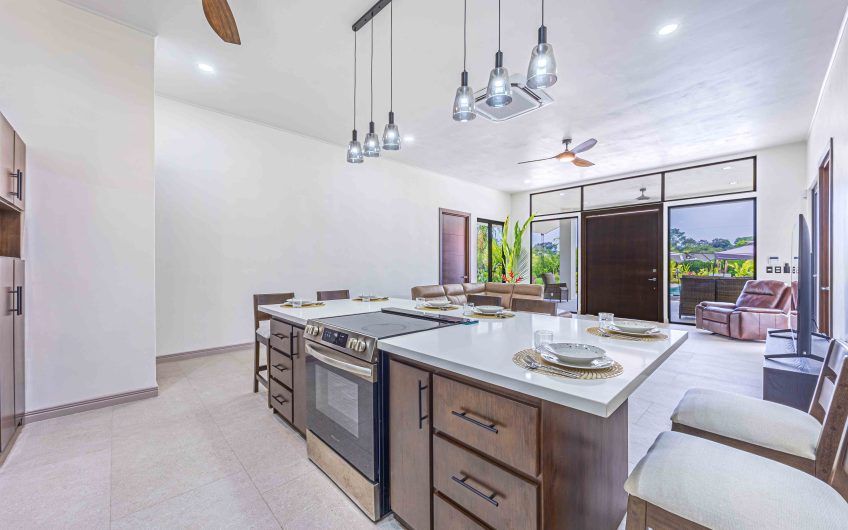 Propiedad con 2 casas de un solo nivel con piscina privada al norte de Dominical Puntarenas