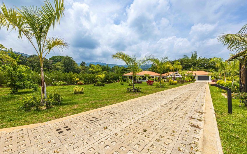 Propiedad con 2 casas de un solo nivel con piscina privada al norte de Dominical Puntarenas