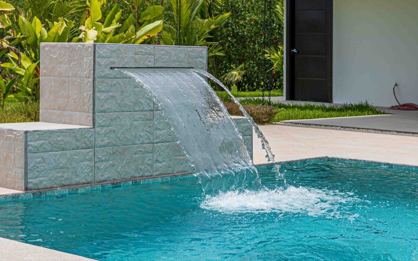 Propiedad con 2 casas de un solo nivel con piscina privada al norte de Dominical Puntarenas