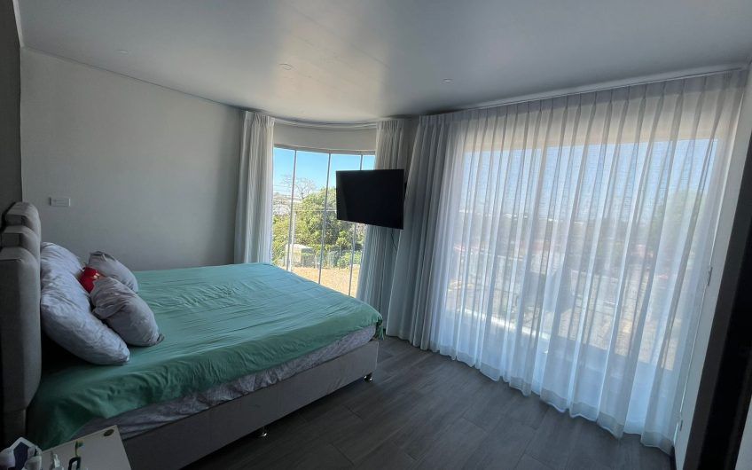 Condo moderno con jardín en Brasil de Mora Santa Ana