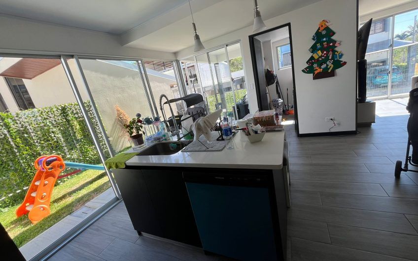 Condo moderno con jardín en Brasil de Mora Santa Ana