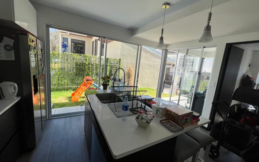 Condo moderno con jardín en Brasil de Mora Santa Ana