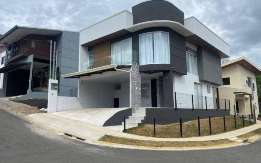 Condo moderno con jardín en Brasil de Mora Santa Ana