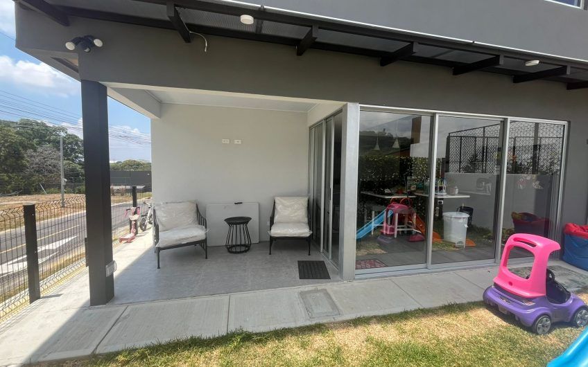 Condo moderno con jardín en Brasil de Mora Santa Ana