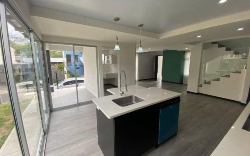 Condo moderno con jardín en Brasil de Mora Santa Ana