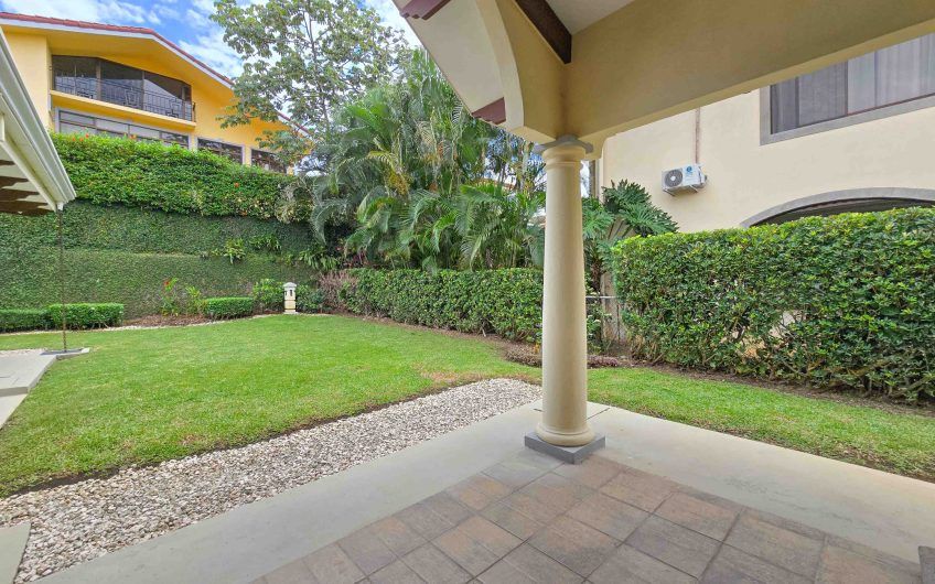 Valle del Sol Lindora Santa Ana! Casa de un nivel con 700 m2 de lote