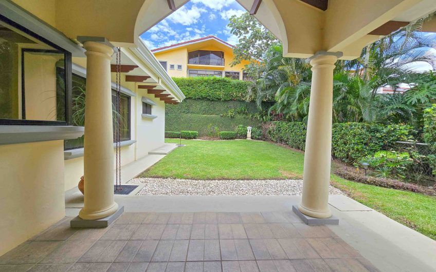 Valle del Sol Lindora Santa Ana! Casa de un nivel con 700 m2 de lote