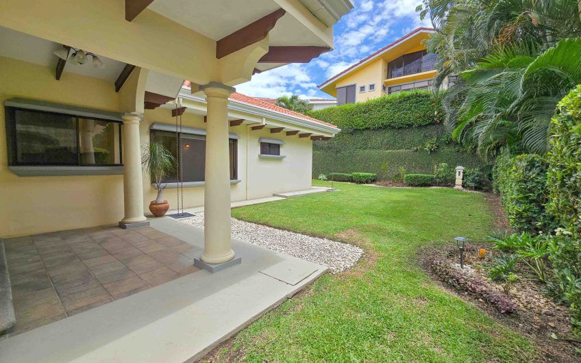 Valle del Sol Lindora Santa Ana! Casa de un nivel con 700 m2 de lote